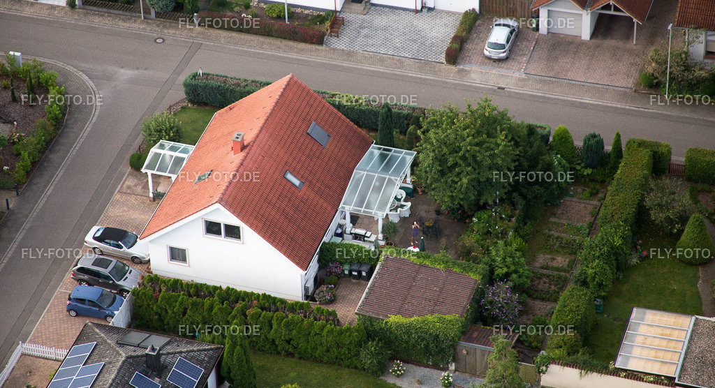 Billigheim-Ingenheim, Maxburgstr | Luftbild: Billigheim-Ingenheim, Maxburgstr im Ortsteil Billigheim in Billigheim-Ingenheim im Bundesland Rheinland-Pfalz in Deutschland. Foto: IMG_092817.jpg vom 13.08.2016 durch Werner Riehm/FLY-FOTO.de - Realisiert mit Pictrs.com