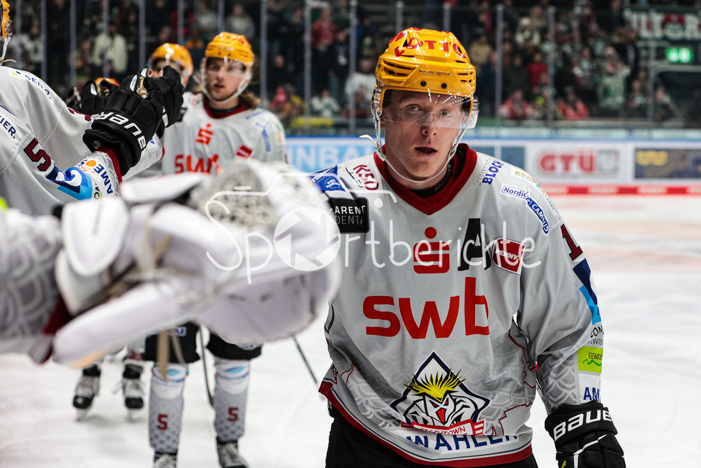 Augsburger Panther - Fischtown Pinguins Bremerhaven | Ross MAUERMANN (BHV #149 bejubelt den Treffer zum 3-3