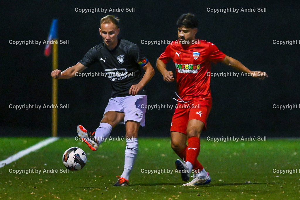 Inter Türkspor Kiel vs SSG Rot-Schwarz Kiel | Rezan Acer (Inter #47) vs Rasmus Backhaus (Kiel #10) / Fußball-Landesliga Schleswig Männer 2026/2027 / Inter Türkspor Kiel vs SSG Rot-Schwarz Kiel / Hans-Mohr-Sportplatz (Kunstrasen) / Kiel / 25.09.26 - Realisiert mit Pictrs.com