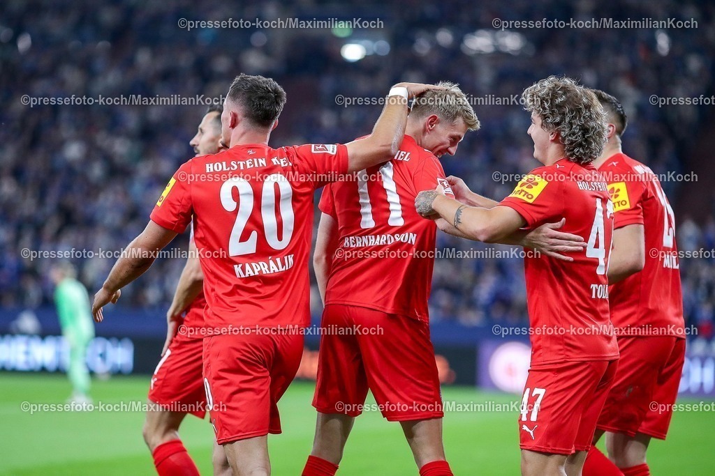 S0413092501049 | 13.09.2025, Fußball, FC Schalke 04 - Holstein Kiel, 5.Spieltag, 2. Fußball Bundesliga, Veltins-Arena Gelsenkirchen, Saison 2025 2026: Torjubel nach dem Tor zum 1:0 durch Torschütze Alexander Bernhardsson (Holstein Kiel #11)  zusammen mit  Adrián Kapralik (Holstein Kiel #20) DFB regulations prohibit any use of photographs as image sequences and or quasi-video.