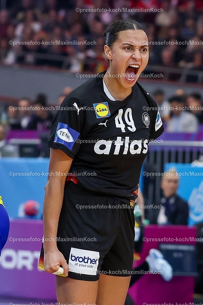 IHF09122502083 | 09.12.2025, Handball WM Frauen, Viertelfinale, Deutschland - Brasilien, 27th IHF Women's Handball World Championship, Westfalenhalle Dortmund: Aimee von Pereira (GER #49) wild jubelnd gestikulierend 