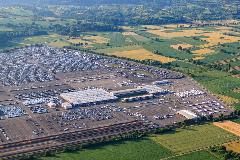 Luftbild: Parkplatz mit Fahrzeugen der MOSOLF Logistics & Services GmbH, Niederlassung Kippenheim in Kippenheim im Bundesland Baden-Württemberg in Deutschland. – Foto: IMG_68109.jpg vom 19.06.2014 durch Werner Riehm/FLY-FOTO.de – Auflösung des Originals: 4752 x 3168 px – 77971 Kippenheim MLS - Internationale Automobillogistik