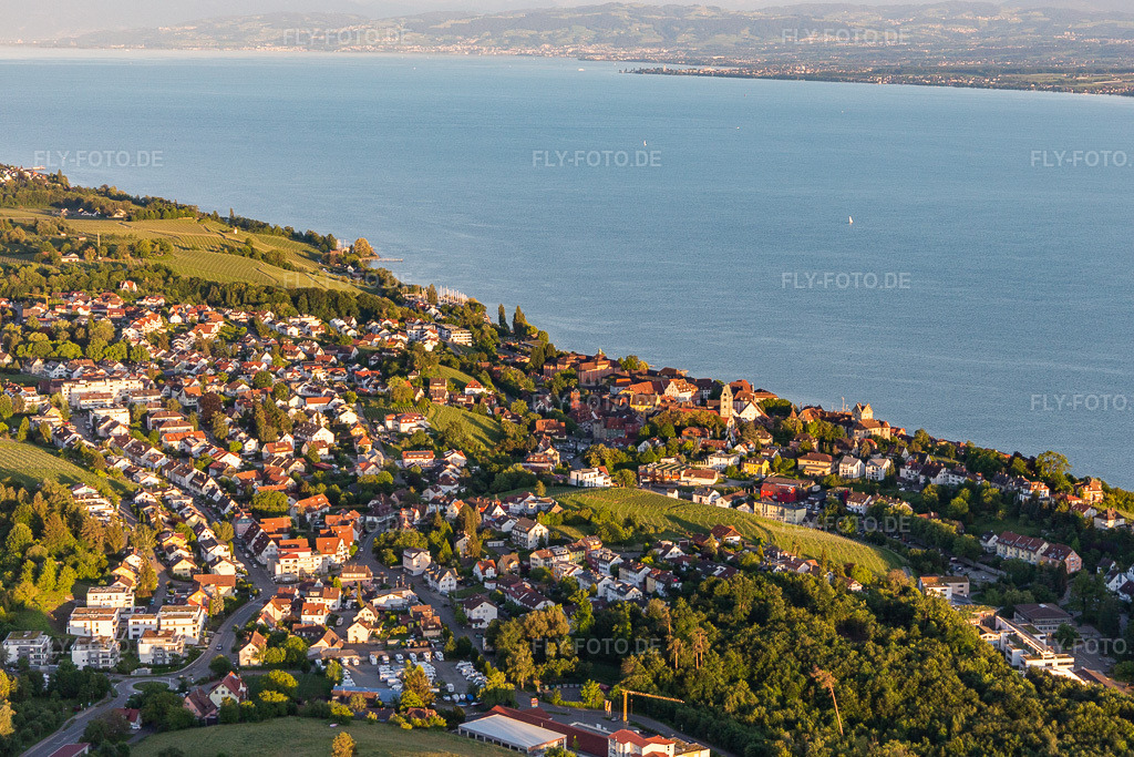 Luftbild:  in Meersburg im Bundesland Baden-Württemberg in Deutschland. – Foto: IMG_132133.jpg vom 26.05.2022 durch Werner Riehm/FLY-FOTO.de – Auflösung des Originals: 4484 x 2990 px – Stadt Meersburg