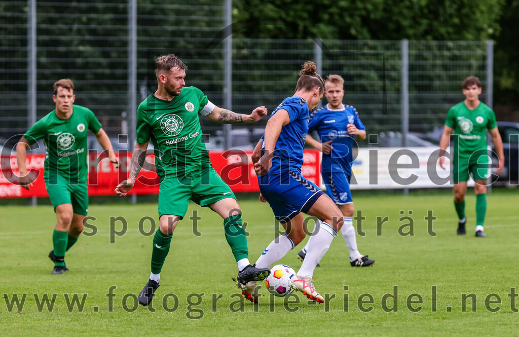 2023-08-04_087_FC_Forstern_gegen_FC_Langengeisling_II | Forstern, Deutschland, 04.08.2023:
Fußball, Kreisklasse 2023 / 2024, 1. Spieltag, FC Forstern gegen FC Langengeisling II, Endergebnis: 2:1

Andreas Ullmann (FC Forstern, #11), Maximilian Birnbeck (FC Langengeisling, #17)

Foto: Christian Riedel / fotografie-riedel.net