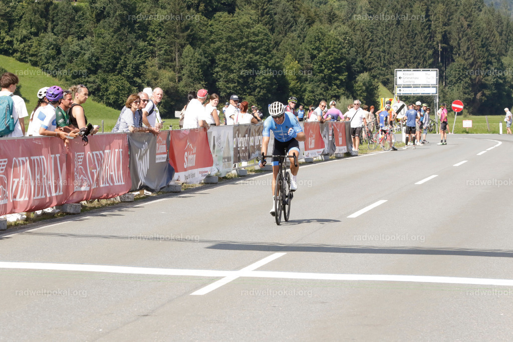 974_20230817_Bewerb_Maenner_Muehlanger | AUT - OESTERREICH, 2023-08-16: SPORT RENNRAD-FAHREN - 55. INTERNATIONALER RADWELTPOKAL IN ST. JOHANN IN TIROL  - Vintage-Radrennen mit WM-Bronze-Medaillen-Siegerin Christina Schweinberger, den Teilnehmer und Alexander Baumann (vom Orginastions-Team) - TAG 2 BEWERB MAENNER IN SECHS GRUPPEN  ; Foto: Roland Muehlanger