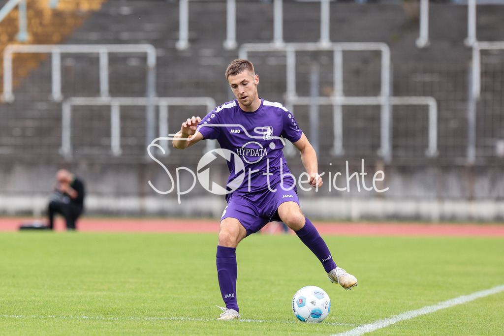 FC Augsburg - TSV Schwaben Augsburg | am BAll Dennis RUISINGER (TSV #5) / Freisteller / Einzelfoto