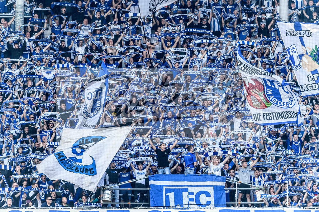 FCMFCK20210904_125 | Fussball, Herren: . Fans vom 1. FC Magdeburg beim Spiel der 3. Liga zwischen 1. FC Magdeburg und 1. FC Kaiserslautern in der MDCC-Arena am 04.09.2021 in Magdeburg, Deutschland.DFB / DFL REGULATIONS PROHIBIT ANY USE OF PHOTOGRAPHS AS IMAGE SEQUENCES AND/OR QUASI-VIDEO. - Realisiert mit Pictrs.com