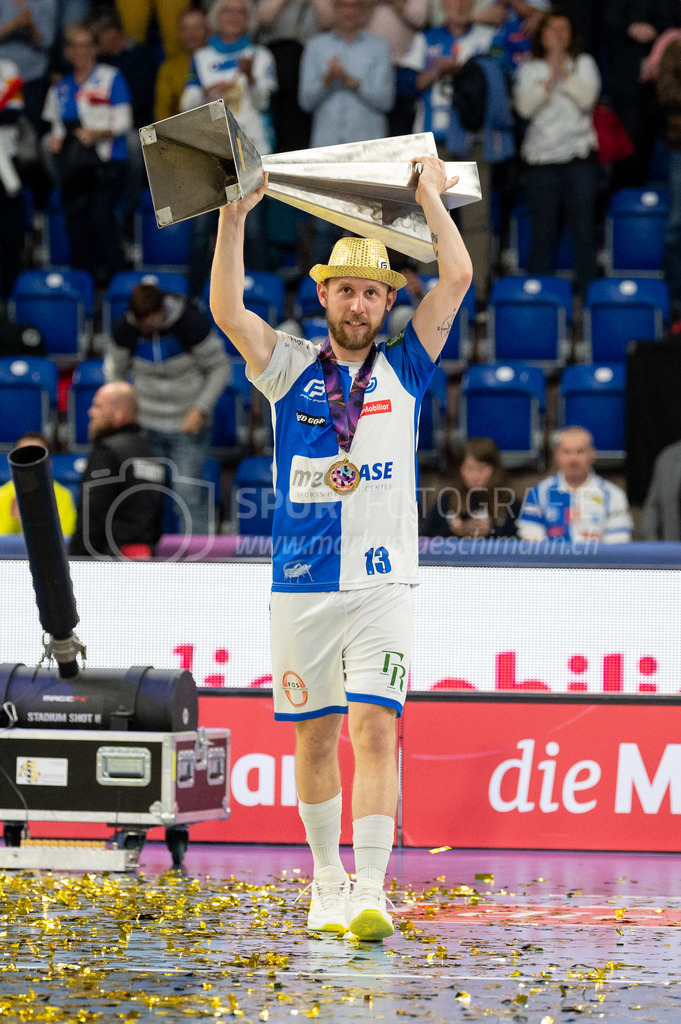 SV Wiler-Ersigen vs GC Unihockey - 23. April 2022 | SV Wiler-Ersigen vs GC Unihockey
Stimo Arena, Kloten
#13 Kay Bier (GC Unihockey) mit Pokal.
Bild: Sportfotografie Markus Aeschimann | www.markus-aeschimann.ch - Realisiert mit Pictrs.com