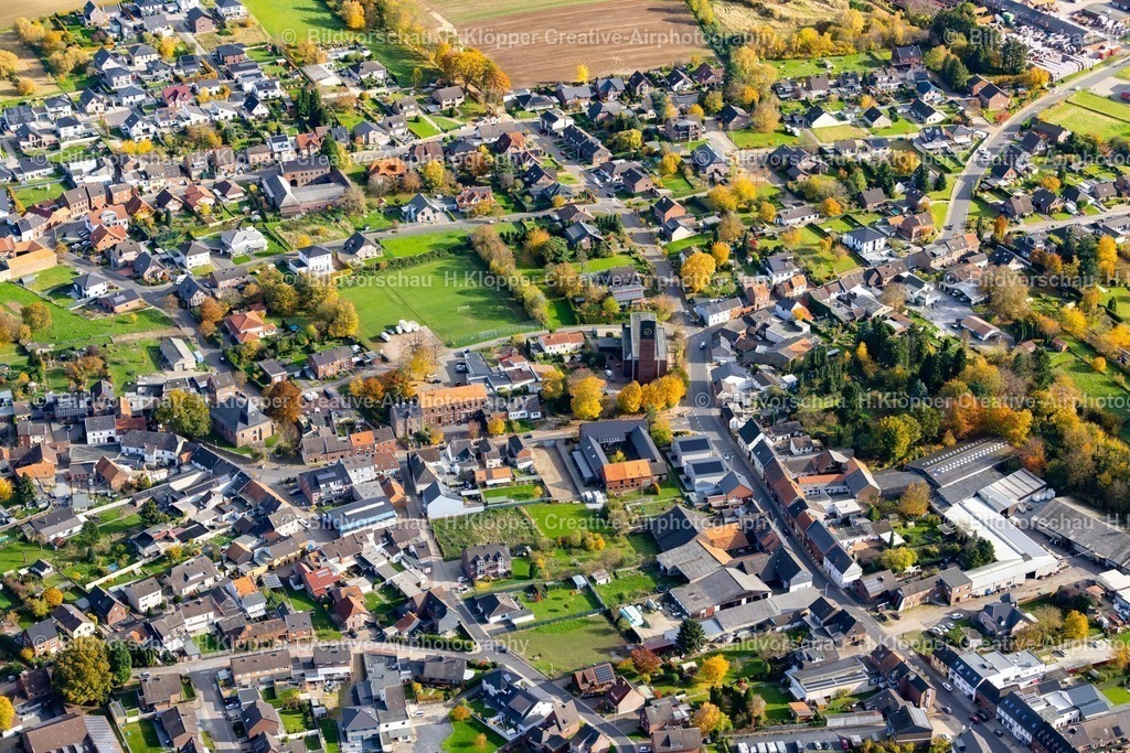 Luftbild Körrenzig-7055 | Ortsansicht der Straßen und Häuser der Wohngebiete in Körrenzig im Bundesland Nordrhein-Westfalen, Deutschland - Realisiert mit Pictrs.com