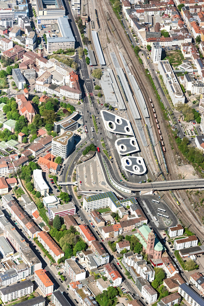dr__0051214.jpg | PFORZHEIM 22.04.2020 ZOB Omnibus- Bahnhofs- Terminal an der Verkehrsbetriebe an der Erbprinzenstraße und der Hauptbahnhof in Pforzheim im Bundesland Baden-Württemberg, Deutschland. Weiterführende Informationen bei: ENGELSMANN PETERS GmbH,  EUROVIA  Services GmbH,  METARAUM Architekten BDA,  augeon GmbH & Co. KG. // Central Bus Station for Public Transportation on Erbprinzenstrasse in Pforzheim in the state Baden-Wurttemberg, Germany. Further information at: ENGELSMANN PETERS GmbH,  EUROVIA  Services GmbH,  METARAUM Architekten BDA,  augeon GmbH & Co. KG. Foto: Daniel Reiter