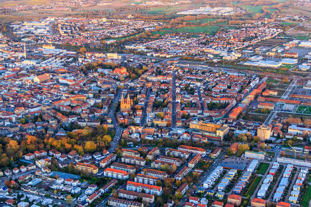 Luftbild: Marienring aus Westen in Landau in der Pfalz im Bundesland Rheinland-Pfalz in Deutschland. Foto: IMG_60842.jpg vom 09.11.2013 durch Werner Riehm/FLY-FOTO.deAuflösung des Originals: 4752 x 3168 px