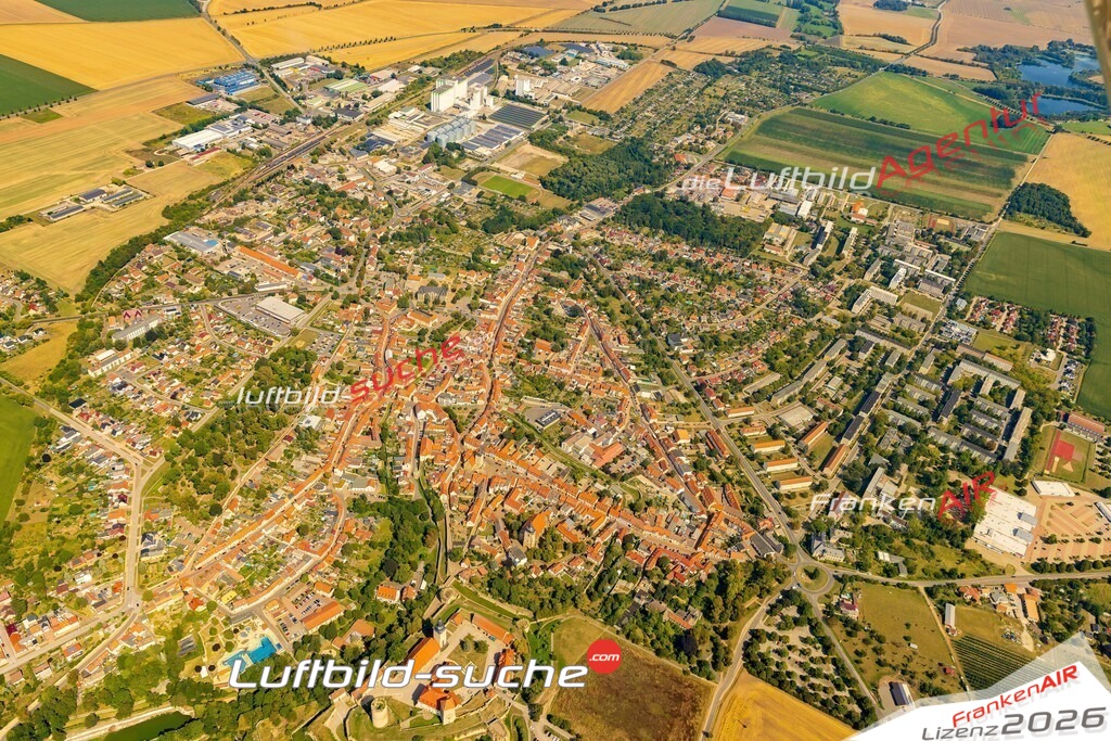 Luftbild Querfurt - Die Luftaufnahme wurde 2025 vom UL-Flugzeug heraus erstellt ( keine Drohne ) - Hochauflösende Luftaufnahme - für professionelle Ausdrucke geeignet. Die Geschenkidee !Hier alle&nbsp;Infos zur Lizenzierung der LuftaufnahmeWir fliegen auch dieses Jahr wieder in Ihre Region um Luftbilder zu erstellen.- Luftbild anfragen