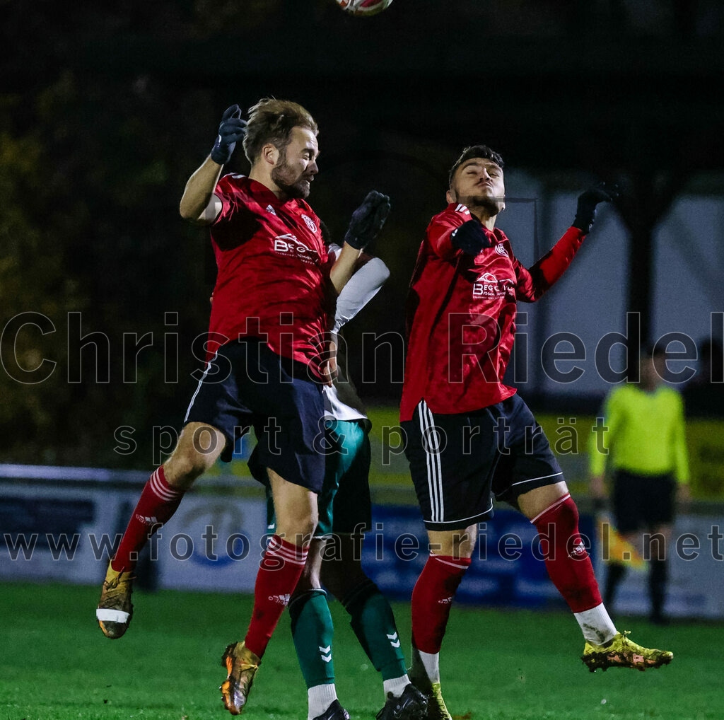 2023-11-17_014_FC_Schwaig_gegen_SpVgg_Feldmoching | Oberding, Deutschland, 17.11.2023:
Fußball, Landesliga Südost 2023 / 2024, 21. Spieltag, FC Schwaig gegen SpVgg Feldmoching, Endergebnis: 1:1

Vincent Sommer (FC Schwaig, #10), Mario Ljubicic (SpVgg Feldmoching, #16), Dogukan Numcu (SpVgg Feldmoching, #8)

Foto: Christian Riedel / fotografie-riedel.net