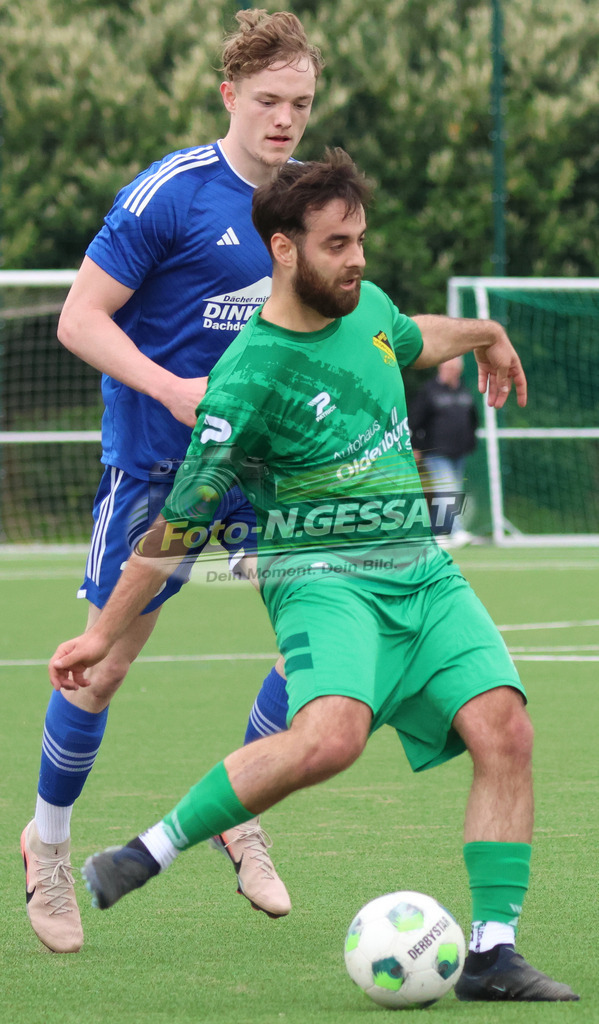 SC Enger - SV Enger-Westerenger | Auf dem Bild zu sehen: grün SC Enger: Robin Simsek ; blau SV Enger-Westerenger: Fabrice WalterSC Enger, SV Enger-Westerenger, Saison 25/26, Kreisliga A, Enger, Deutschland - Realisiert mit Pictrs.com