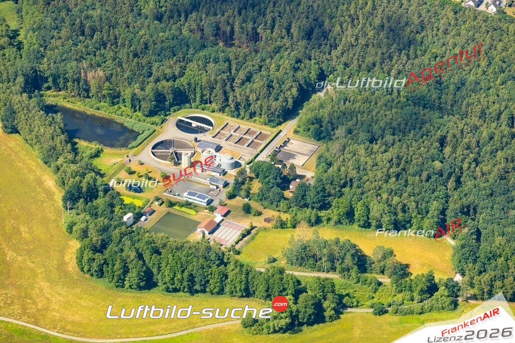 Das Luftbild zeigt : Kläranlage Altenstadt an der Waldnaab - Die Luftaufnahme wurde 2023 vom UL-Flugzeug aus erstellt ( keine Drohne ) - Hochauflösende Luftaufnahme - Für grossformatige Ausdrucke geeignet. Die Geschenkidee !Mit Lizenz und Bildrechte bestellbar