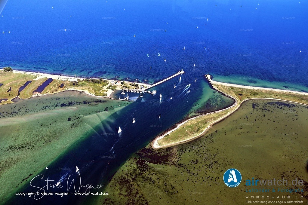 Luftbild Schleimünde -  markiert den Zugang zum Kieler Hafen. | Der Leuchtturm Schleimünde befindet sich an der Mündung der Schlei in die Ostsee und markiert den Zugang zum Kieler Hafen. Er wurde am 28. Oktober 1871 in Betrieb genommen und steht damit seit über 150 Jahren als wichtige Seefahrtsmarkierung. Der 21 Meter hohe Turm wurde ursprünglich aus Backstein errichtet und ist heute Teil des OstseeResorts Olpenitz.