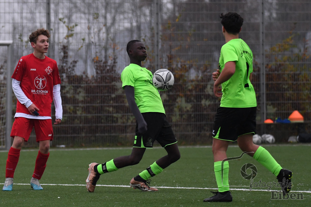 JFV Edewecht-Osnabrücker SC | C-Jugend Landesliga; JFV Edewecht (grün)-Osnabrücker SV (rot) am 18.11.2023; in Edewecht (Sportanlage Göhlenweg), Photo: Philip Eiben 2023 - Realisiert mit Pictrs.com