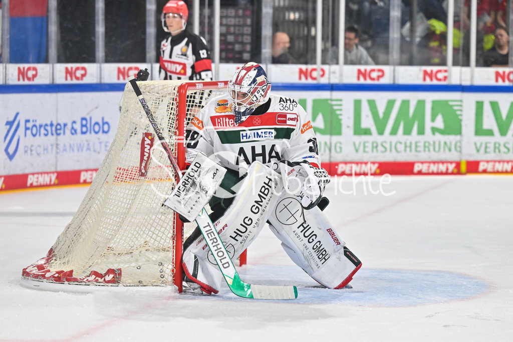 Nürnberg Ice Tigers - Augsburger Panther | im Bild Strauss MANN (Augsburger Panther #38) in seinem Tor / Freisteller / Einzelfoto