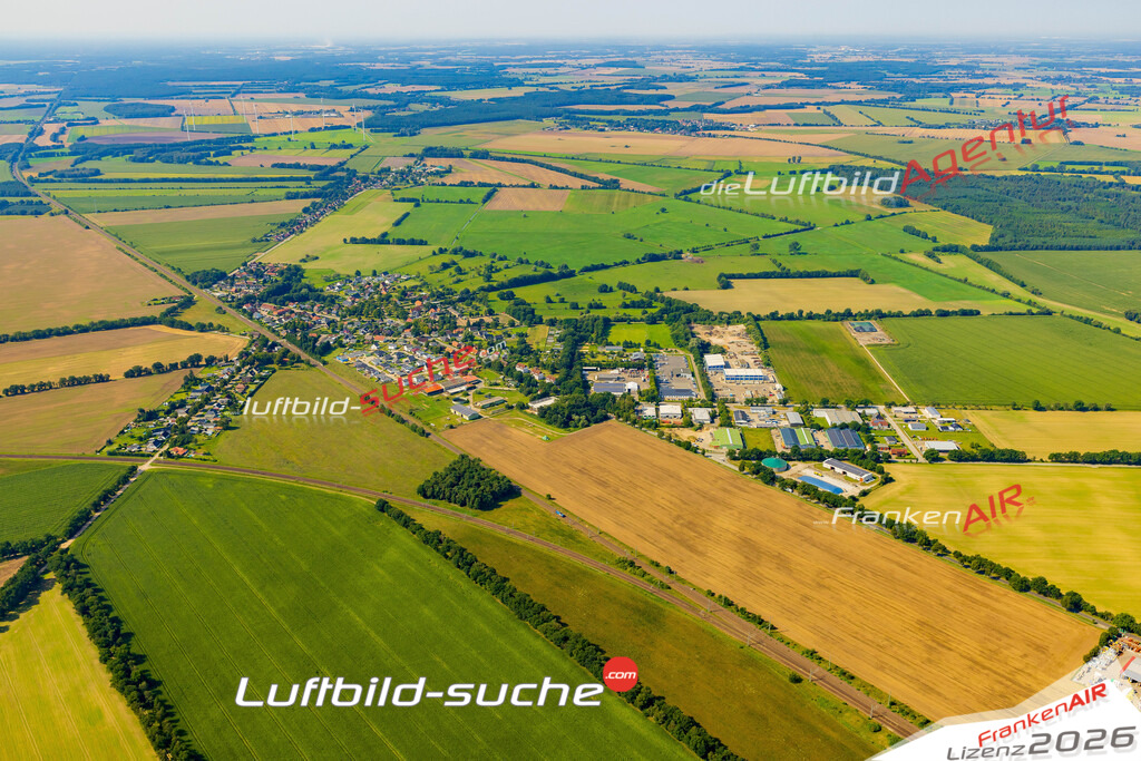 Luftbild der Stadt Holthusen - Die Luftaufnahme wurde 2025 vom UL-Flugzeug heraus erstellt ( keine Drohne ) - Hochauflösende Luftaufnahme - für professionelle Ausdrucke geeignet. Die Geschenkidee !Hier alle&nbsp;Infos zur Lizenzierung der LuftaufnahmeWir fliegen auch dieses Jahr wieder in Ihre Region um Luftbilder zu erstellen.- Luftbild anfragen