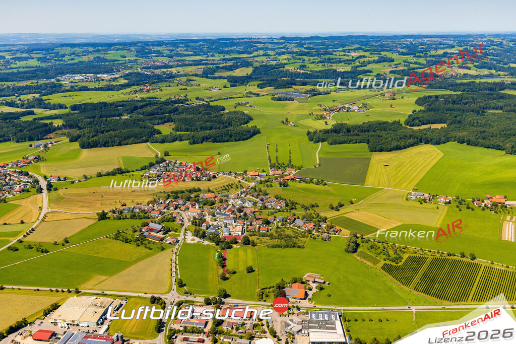 Schrägluftbild  Niederwangen  Wangen im Allgäu - Das Luftbild wurde 2025 vom UL-Flugzeug heraus erstellt ( keine Drohne ) - Hochauflösende Luftaufnahme -Nicht vergleichbar mit Google Maps oder Satelittenbilder- Die Geschenkidee !Mit Lizenz und Bildrechte bestellbar