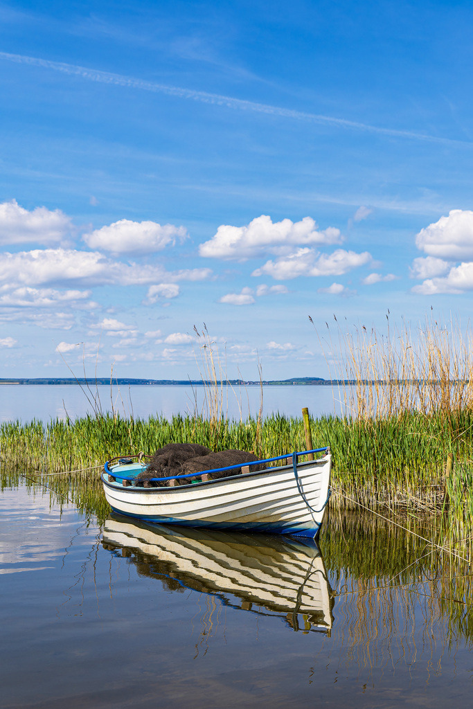Fischerboot am Achterwasser bei Warthe auf der Insel Usedom | Fischerboot am Achterwasser bei Warthe auf der Insel Usedom.