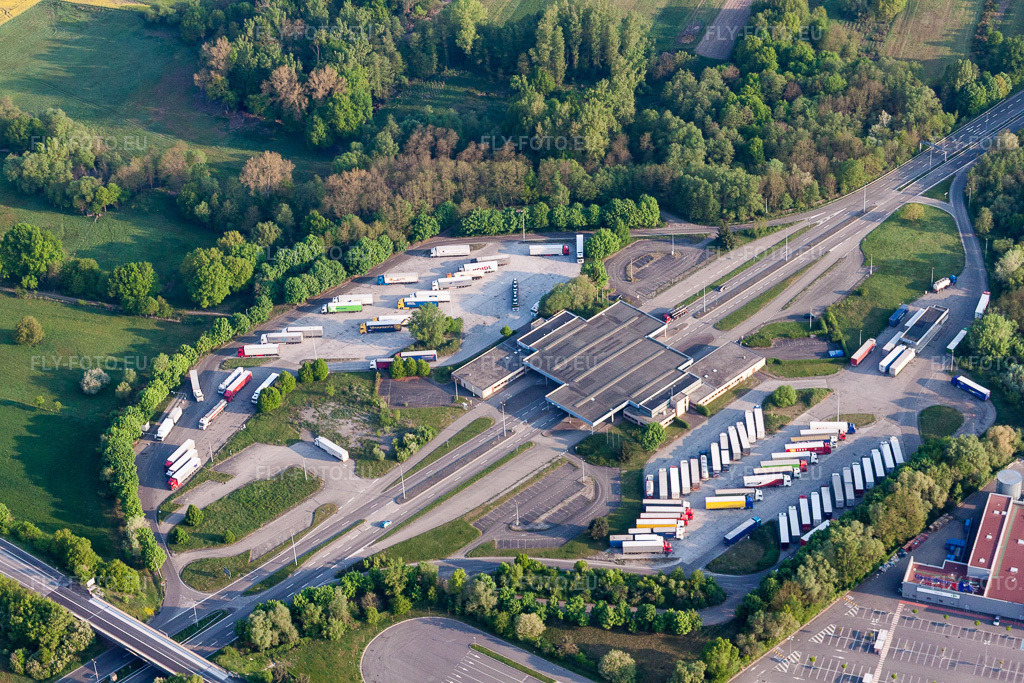 Vue aérienne: Aires de stationnement pour camions et entrepôts en plein air à l'ancien poste frontière de Lauterbourg, aujourd'hui poste de police fédérale de Bienwald à Scheibenhard dans le département Bas Rhin, France. Photo: IMG_40340.jpg prise le 22/04/2011 par Werner Riehm/FLY-FOTO.euRésolution de l'original: 4752 x 3168 px