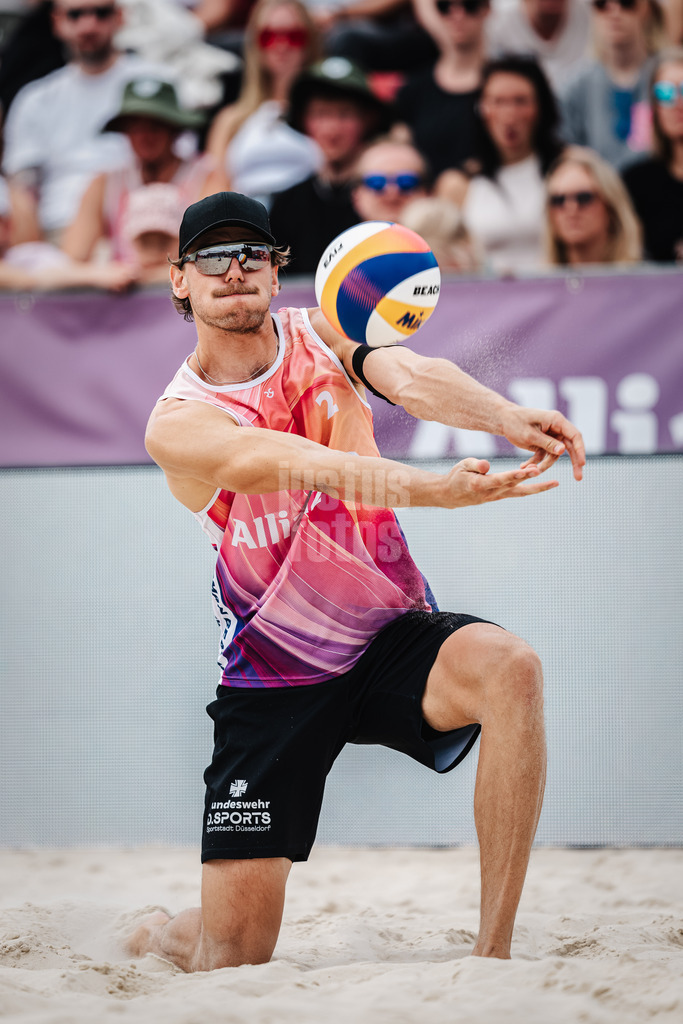 Beachvolleyball | Männer | German Beach Tour 2024 | Tourstop Bremen | 08.06.2024 | Paul Henning nimmt den Ball an