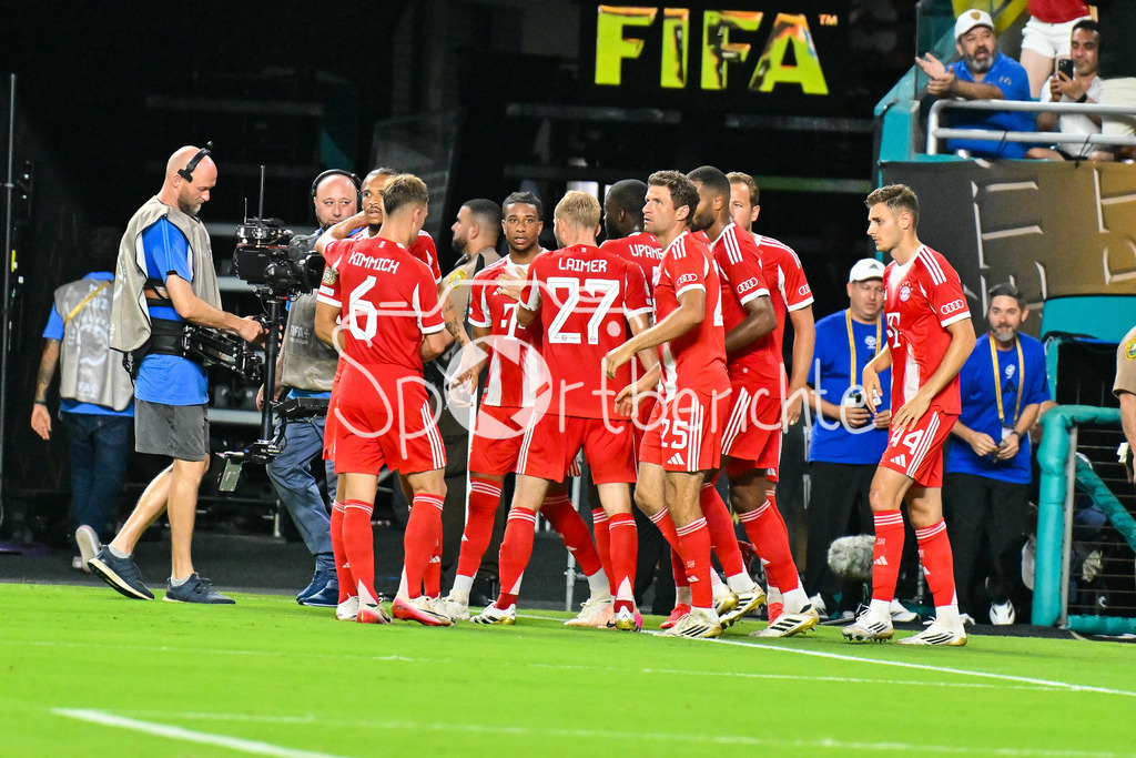 FC Bayern München - Boca Juniors | Jubel der Bayern nach dem Treffer zum 2-1 durch Michael OLISE (FC Bayern Muenchen 17) / Tor / Torschuetze / Freude / Happy / FIFA Club World Cup: FC Bayern Muenchen - Boca Juniors, Hard Rock Stadium am 20.06.2025 / NOT FOR SALE IN USA