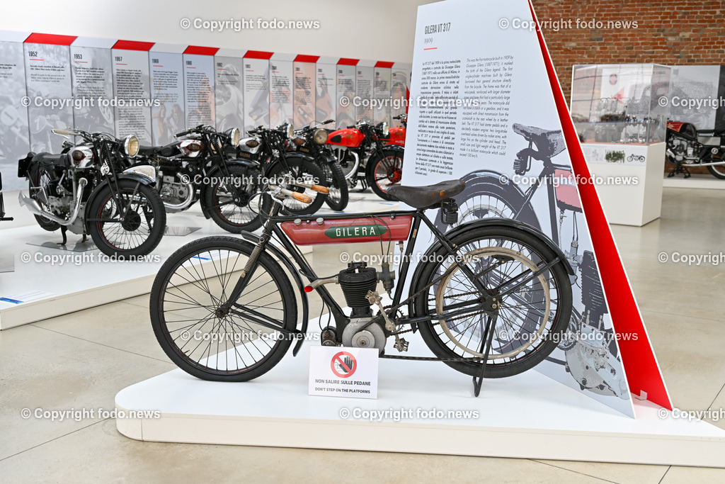 Italien_ Toskana_ Provinz Pisa_ Pontedera_ Vespa_ 29.05.2024-68 | 29.05.2024, Italien, ITA, Toskana, Pontedera im Bild Piaggio, Vespa, Museum

Piaggio ist ein italienischer Fahrzeughersteller mit Sitz in Pontedera. Das Unternehmen produziert verschiedene Mofas und Motorroller, unter anderem die Vespa, das Lastendreirad Ape sowie den Kleintransporter Porter. Zum Konzern gehören auch die Motorradmarken Aprilia, Derbi, Gilera, Laverda und Moto Guzzi. 
Quelle: Wikipedia