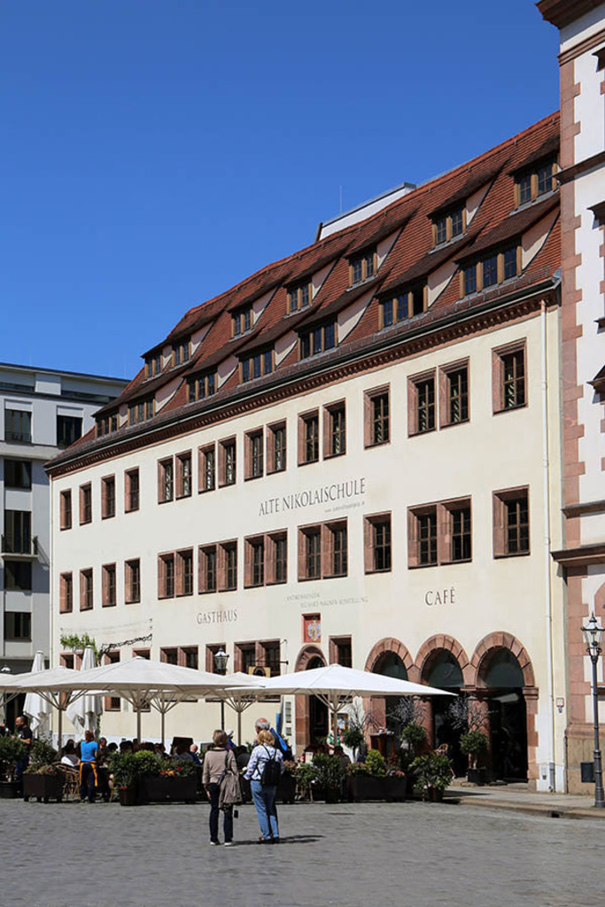 Bildlexikon Leipzig - Alte Nikolaischule am Nikolaikirchhof | Das Team hinter BILDLEXIKON LEIPZIG bündelt historische wie aktuelle Informationen über die Stadt Leipzig in Text und Bild auf einer Plattform und stellt diese der interessierten Öffentlichkeit zur Verfügung.