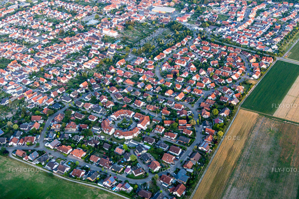 Stadtteil Queichtalring im Stadtgebiet | Luftbild: Stadtteil Queichtalring im Stadtgebiet in Offenbach an der Queich im Bundesland Rheinland-Pfalz in Deutschland. Foto: IMG_082853.jpg vom 25.06.2015 durch Werner Riehm/FLY-FOTO.de - Realisiert mit Pictrs.com