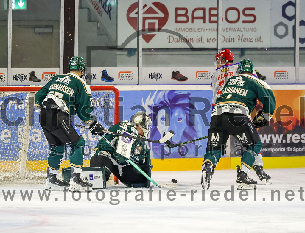 2025-09-14_095_TSV_Erding_gegen_EC_Peiting | Erding, Deutschland, 14.09.2025:Eishockey, Oberliga Süd 2025 / 2026, Testspiel, TSV Erding gegen EC Peiting, Endergebnis: 2:3Mark Waldhausen (Erding Gladiators, #27), Torwart Leon Meder (Erding Gladiators, #39), Thomas Heger (EC Peiting, #24)Foto: Christian Riedel / fotografie-riedel.net