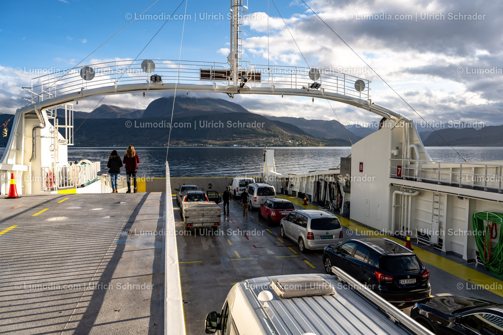 10047-10022 - Fähre über den Fjord - Norwegen | Stockfoto und Bilderpool mit Bildmaterial aus Deutschland, dem Harz, Halberstadt, Quedlinburg, Wernigerode und weltweit. Qualitativ hochwertige und professionelle Fotos anschauen und kaufen. - Realisiert mit Pictrs.com