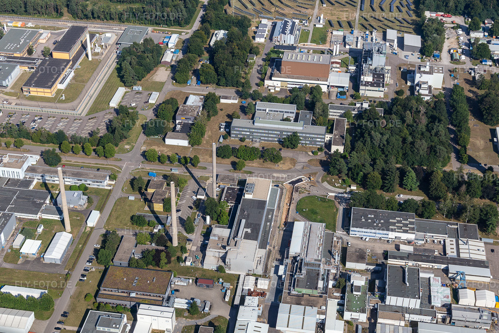 Luftbild: Forschungs- Gebäude und Bürokomplex des Karlsruhe Institut für Technologie Campus Nord mit Heiße Zellen (ehemaliger Forschungsbereich für Brennstoffuntersuchungen) an der Leopoldshafener Straße im Ortsteil Leopoldshafen in Eggenstein-Leopoldshafen im Bundesland Baden-Württemberg in Deutschland. Foto: IMG_128194.jpg vom 12.08.2021 durch Werner Riehm/FLY-FOTO.de