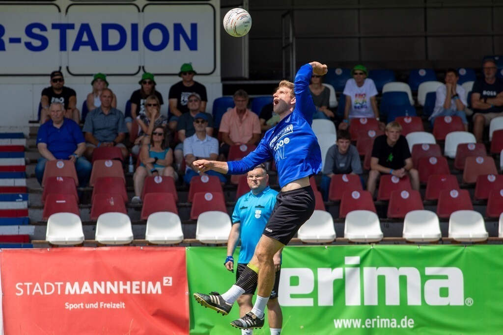 Faustball: TSV Pfungstadt gegen DSG UKJ Froschberg (IFA 2024 Fistball World Tour Finals Mannheim, Vorrundenspiel Gruppe A). Bild: Martin Pühringer (8, Froschberg) | Faustball: TSV Pfungstadt gegen DSG UKJ Froschberg (IFA 2024 Fistball World Tour Finals Mannheim, Vorrundenspiel Gruppe A). Bild: Martin Pühringer (8, Froschberg) - Realisiert mit Pictrs.com