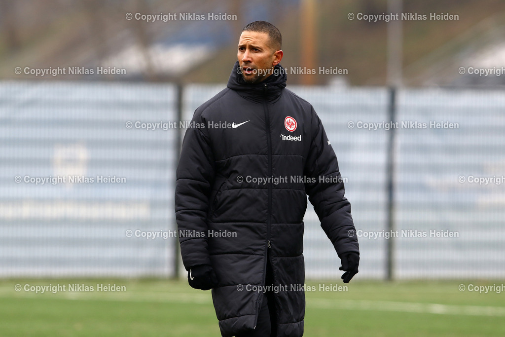 H_HamburgerSVU19_EintrachtFrankfurtU19_U19DFBNachwuchsliga_15022025 | Mounir Chaftar (Trainer und Spielanalyst, Eintracht Frankfurt U19)Fußball I Junioren I U19 DFB-Nachwuchsliga I Saison 2024-2025 I Hauptrunde Liga A, Gruppe C, 3. Spieltag I Hamburger SV U19 - Eintracht Frankfurt U19 I 15.02.2025 I Alexander-Otto-Akademie