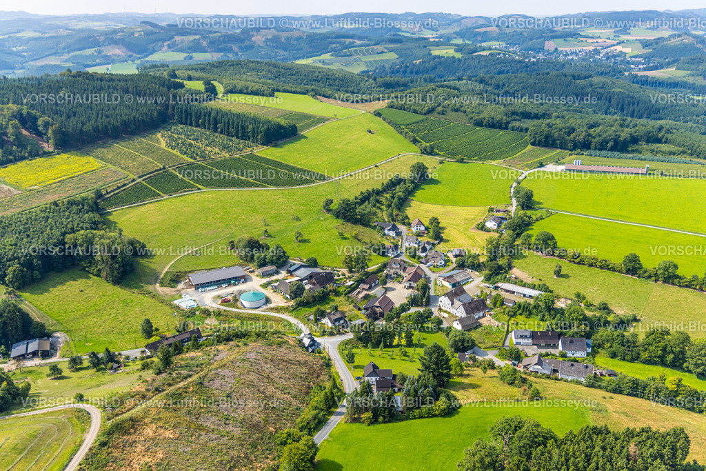 Meschede250807114 | Luftbild, Wohngebiet Ortsansicht Ortsteil Büemke mit Kapelle St. Agatha, Wiesen und Felder und waldige Hügellandschaft, Weihnachtsbaumaufzucht, Reiste, Eslohe, Sauerland, Nordrhein-Westfalen, Deutschland