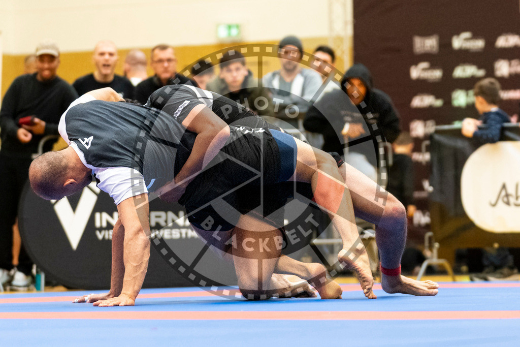 20231118PBB13863 | Fighters compete during the AJP Tour 600 Frankfurt Championship in Frankfurt/Main, Germany, on November 18, 2023.