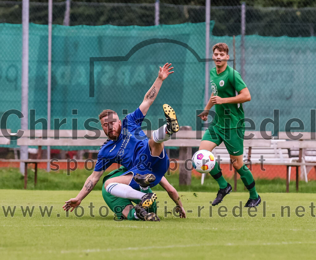 2023-08-04_016_FC_Forstern_gegen_FC_Langengeisling_II | Forstern, Deutschland, 04.08.2023:
Fußball, Kreisklasse 2023 / 2024, 1. Spieltag, FC Forstern gegen FC Langengeisling II, Endergebnis: 2:1

Moritz Wiesheu (FC Langengeisling, #8), Tobias Keserü (FC Forstern, #6)

Foto: Christian Riedel / fotografie-riedel.net