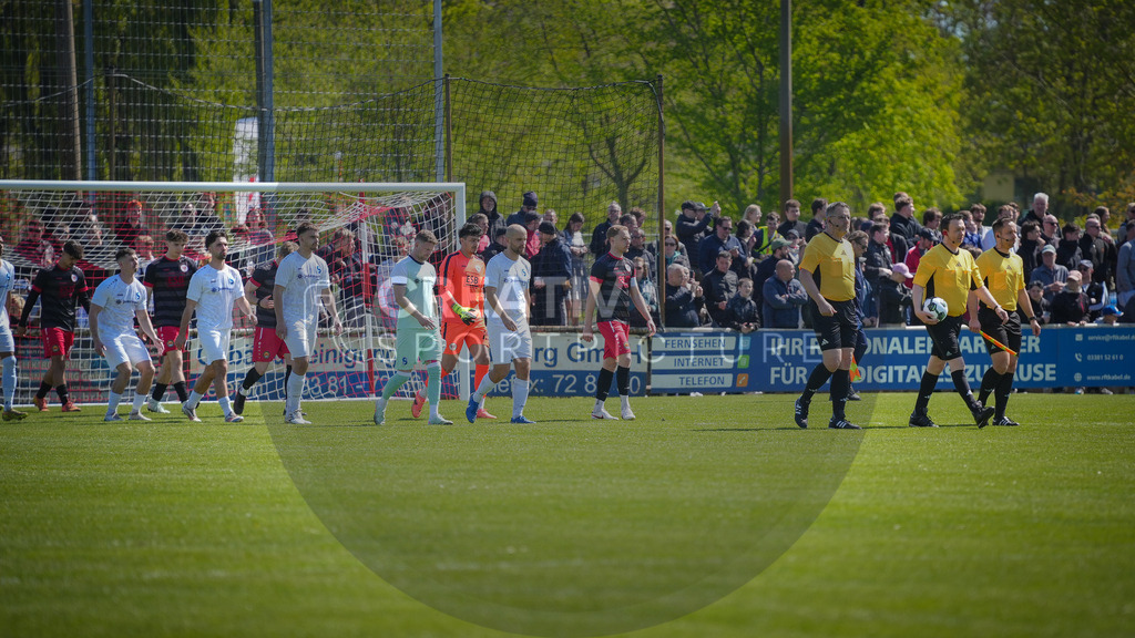 Fußball, Herren, Saison 2025/2026, Brandenburgliga, 23. Spieltag, Brandenburger SC Süd 05 vs. BSG Stahl Brandenburg, Samstag 25.04.2026, Werner-Seelenbinder-Sportplatz Brandenburg an der Havel | Fußball, Herren, Saison 2025/2026, Brandenburgliga, 23. Spieltag, Brandenburger SC Süd 05 vs. BSG Stahl Brandenburg, Samstag 25.04.2026, Werner-Seelenbinder-Sportplatz Brandenburg an der Havel, Im Bild: Die Teams laufen ein auf den Werner-Seelenbinder-Sportplatz - Realisiert mit Pictrs.com