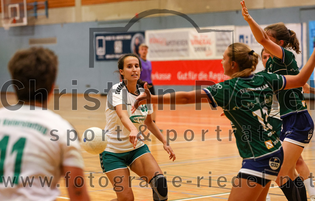 2023-09-16_061_TSV_Vaterstetten_gegen_SV_Muenchen_Laim | Baldham, Deutschland, 16.09.2023:
Handball, Bayernliga Frauen Staffel Süd 2023 / 2024, 1. Spieltag, TSV Vaterstetten gegen SV München Laim, Endergebnis: 23:34

Katrin Eisch (TSV Vaterstetten, #33), Franziska Neumaier (SV München Laim, #12)

Foto: Christian Riedel / fotografie-riedel.net