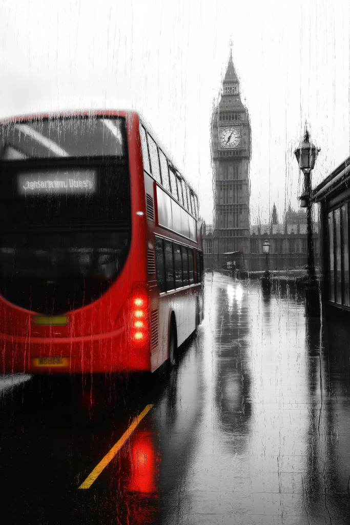2501031 - Regnerisches London | Big Ben und roter Londoner Bus im Stil einer kreativen Color-Key Fotografie.