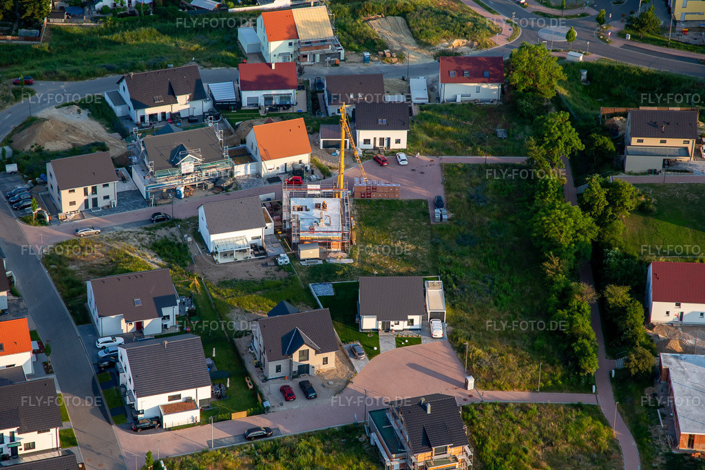 Luftbild: Neubaugebiet Fliederweg in Kandel im Bundesland Rheinland-Pfalz in Deutschland. Foto: IMG_136284.jpg vom 07.06.2023 durch Werner Riehm/FLY-FOTO.de