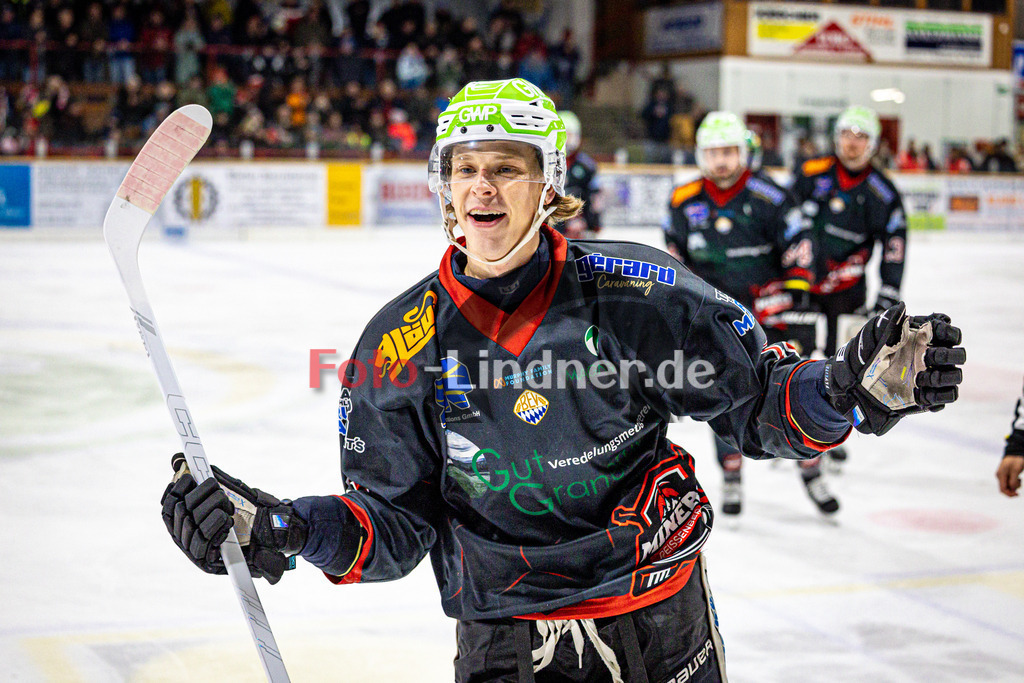 Peißenberg MINERS gegen EA Schongau MAMMUTS | Eishockey Bayernliga 2025/26 Vorrunde 20. Spieltag, Peißenberg MINERS gegen EA Schongau MAMMUTS, 20251221,Torjubel Ryan MURPHY (MINERS 15),2025-12-21 in Peißenberg (flatbuy Arena Peißenberg), Ryan MURPHY (MINERS 15)Copyright: WolfgangxLindner www.foto-lindner.de