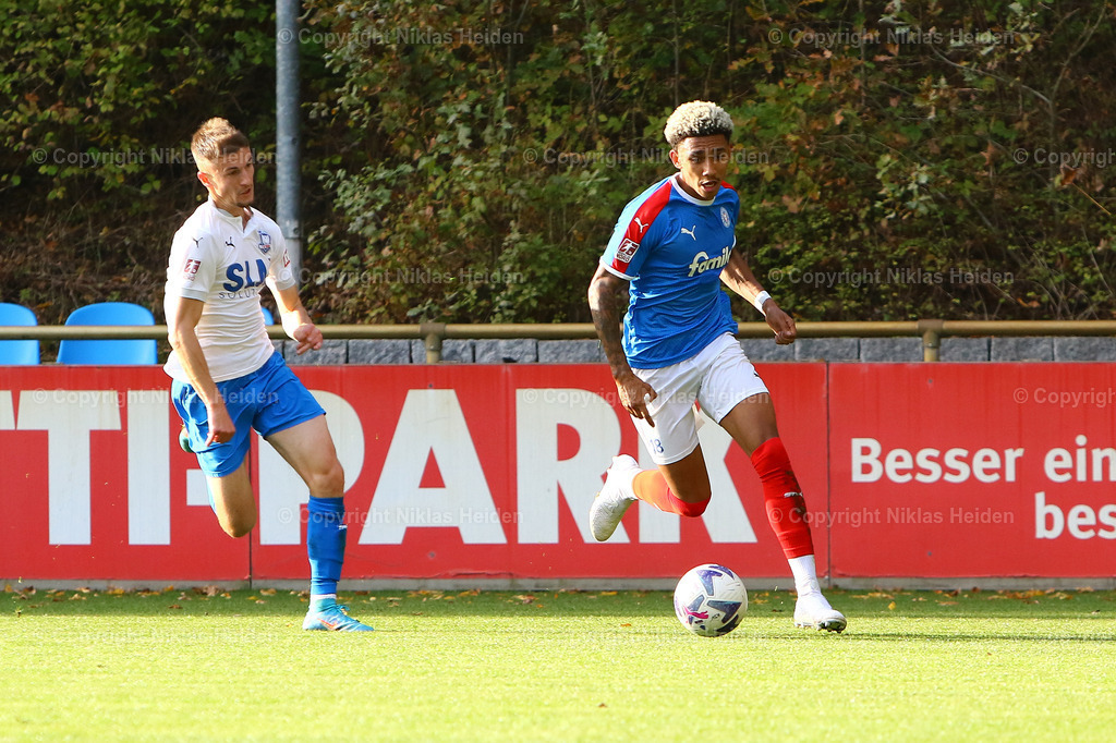 NH_HolsteinKielU23_PhönixLübeck_RegionalligaNord_3010 | #18 Eric Babacar Gueye (Holstein Kiel U23), #27 Corvin Bock (1. FC Phönix Lübeck)
