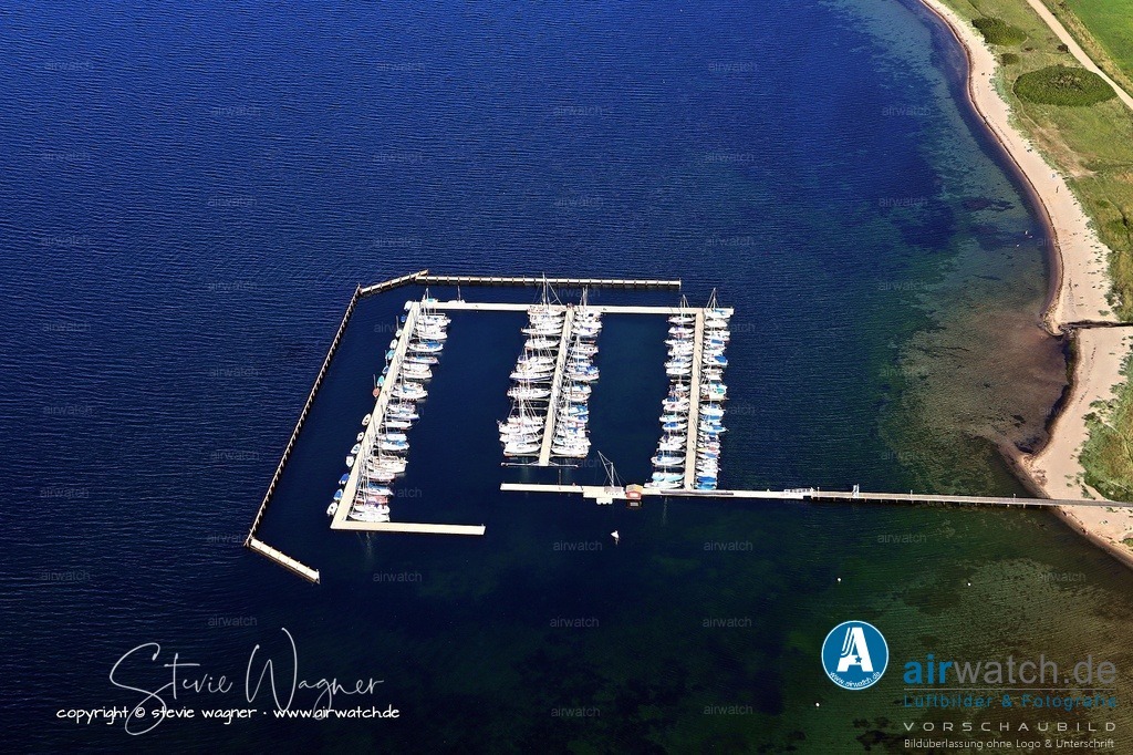 Luftbild Yachthafen Bockholmwik - Wander- und Radwege führen direkt am Ostseeküsten-Radweg entlang | Aktivitäten & Sehenswürdigkeiten - Wander- und Radwege führen direkt am Ostseeküsten-Radweg entlang. Schloss Glücksburg (6 km), Fördelandtherme mit Wasserrutsche und Planetarium (jeweils 5 km).Ausflüge nach Flensburg (14 km) oder ins Königreich Dänemark (29 km).- Für Segler: Törns in die Innenförde oder Richtung dänische Südostküste.