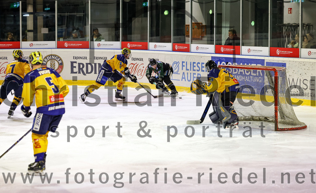 2022-10-30_113_TSV_Erding_gegen_ESC_Riverrats_Geretsried | Erding, Deutschland, 30.10.2022:
Eishockey, Bayernliga 2022 / 2023, 9. Spieltag, TSV Erding gegen ESC Riverrats Geretsried, Endergebnis: 3:5

Florian Strobl (ESC Riverrats Geretsried, #7), Dominic Fuchs (ESC Riverrats Geretsried, #5), Sebastian Busch (Erding Gladiators, #11), Torwart Johanna May (ESC Riverrats Geretsried, #29)

Foto: Christian Riedel / fotografie-riedel.net