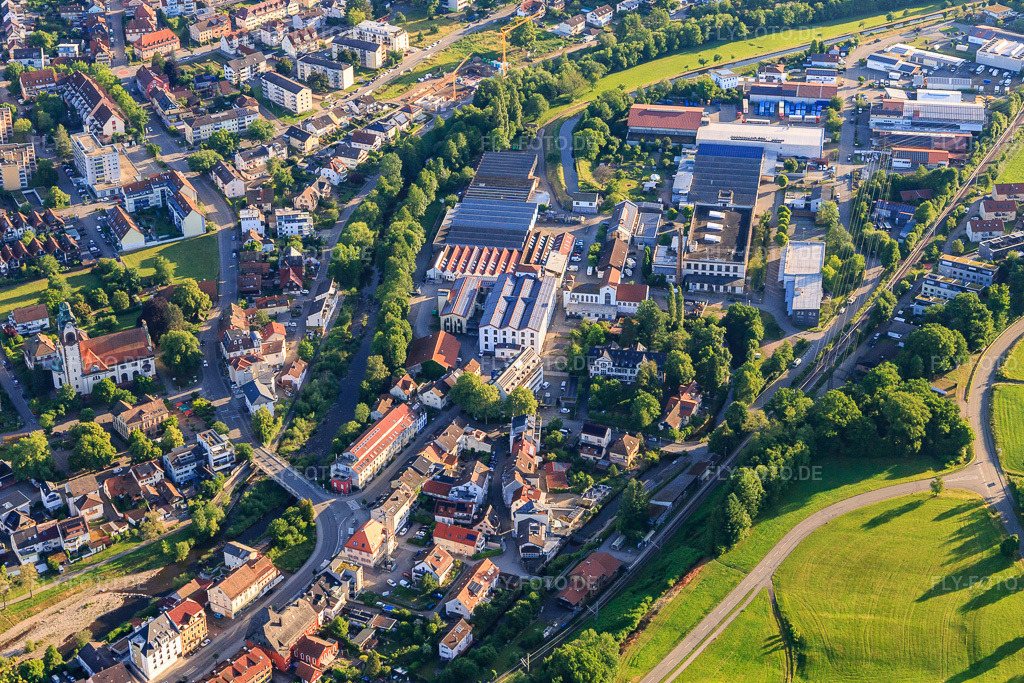 Luftbild: Industriegebiet am Gewerbekanal mit Ganter Interior GmbH - Generalunternehmer für Innenausbau im Ortsteil Kollnau in Waldkirch im Bundesland Baden-Württemberg in Deutschland. Foto: IMG_147602.jpg vom 30.05.2025 durch Werner Riehm/FLY-FOTO.deGanter Group - Experte für hochwertigen Innenausbau