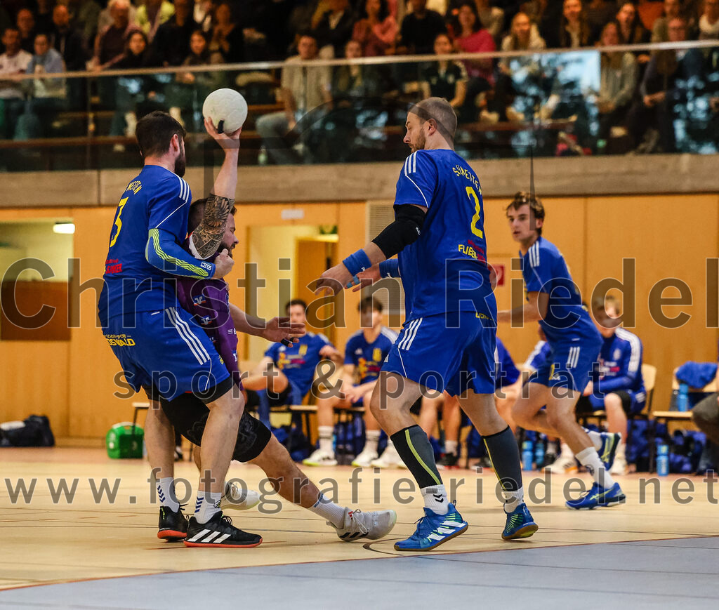 2024-10-13_025_SpVgg_Altenerding_gegen_SSG_Metten | Erding, Deutschland, 13.10.2024:Handball, Bezirksoberliga Männer 2024 / 2025, 4. Spieltag, SpVgg Altenerding gegen SSG Metten, Endergebnis: 40:22Jan Matousik (SSG Metten, #3), Sebastian Forster (SpVgg Altenerding, #13), Karel Kveton (SSG Metten, #2)Foto: Christian Riedel / fotografie-riedel.net