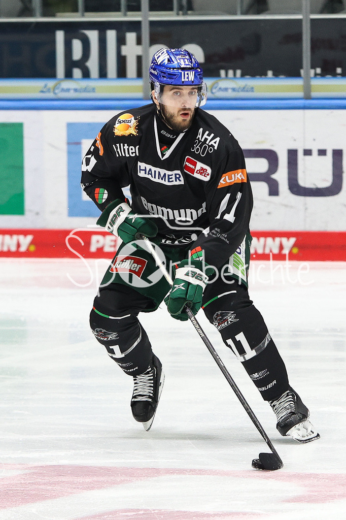 Augsburger Panther - Eisbären Berlin | Mick KOEHLER (AEV #11) am Puck / Freisteller / Einzelfoto